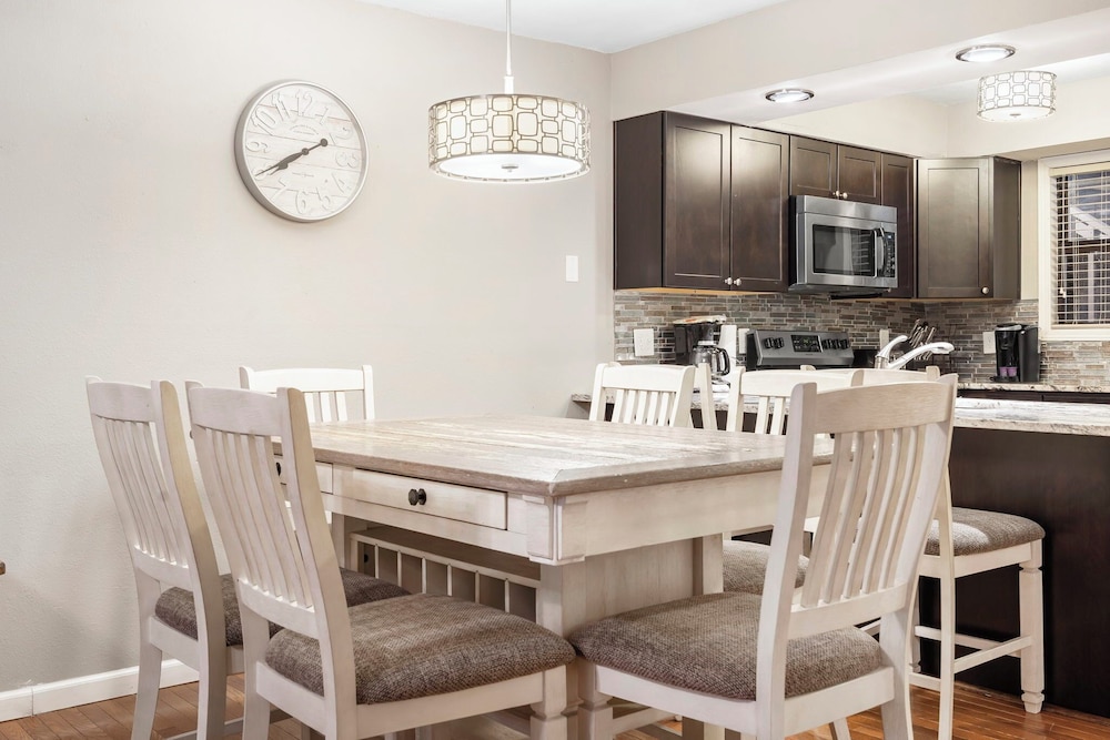 Indian Point Lodge Amp Condominiums 59/73