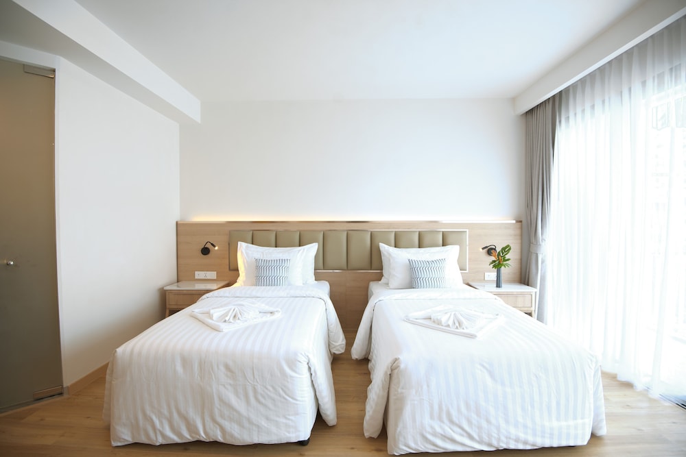 DELUXE, DOUBLE OR TWIN BED, POOL VIEW