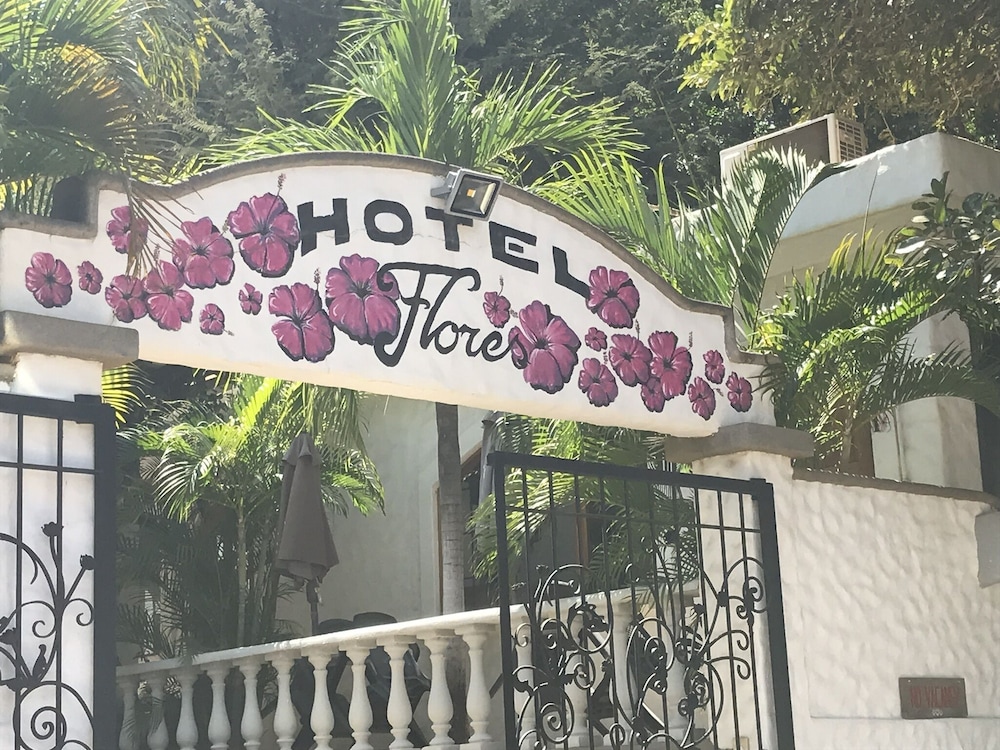 Hotel Flores 4/50
