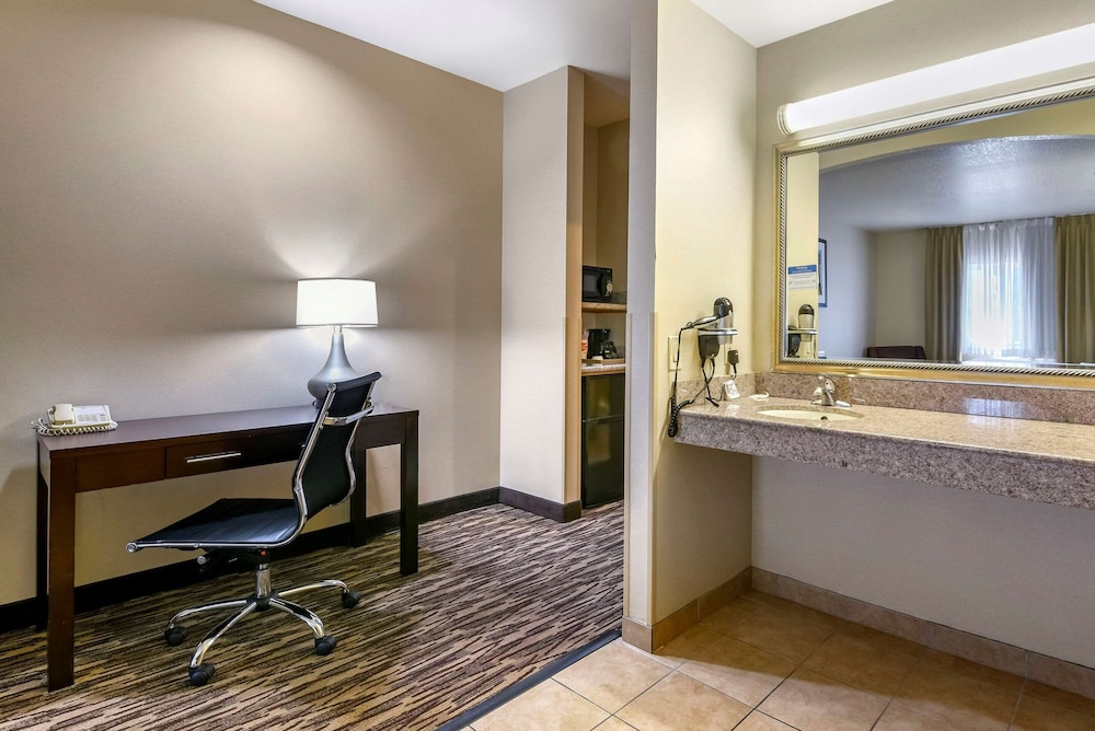 Comfort Suites Portland Airport 6/39