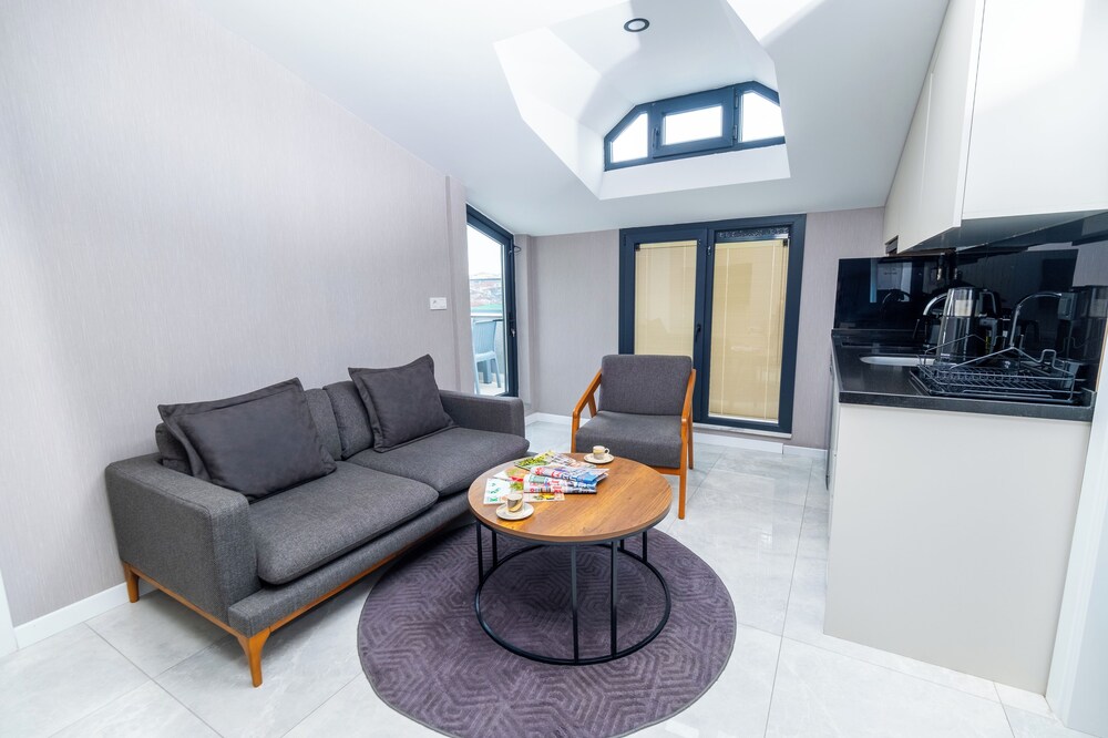 Luxury Life Suites 25/50