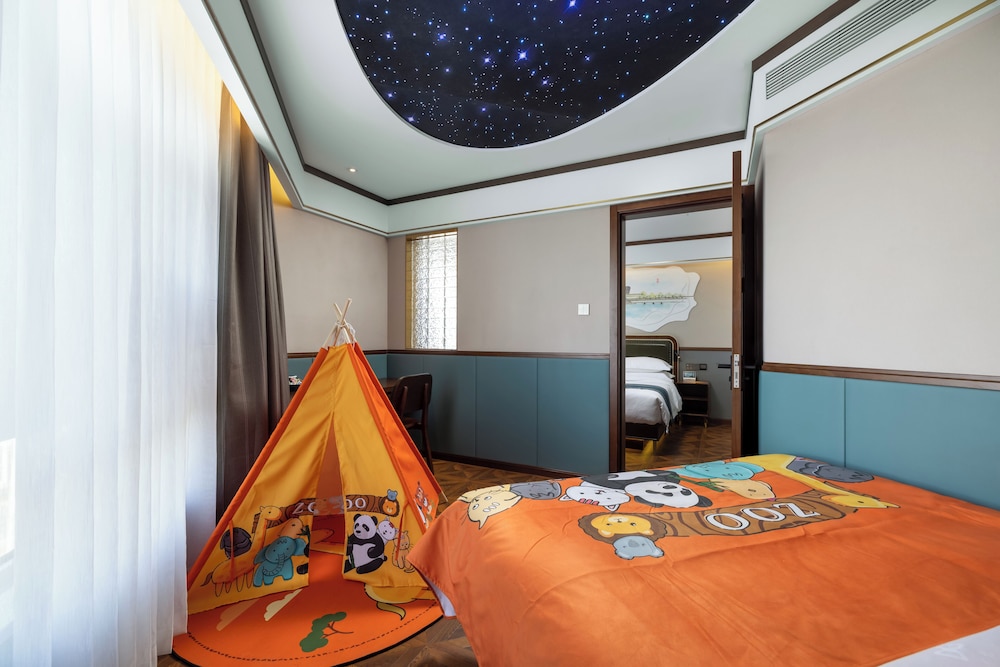 Nostalgia S Hotel (Beijing Fangshan Guangyangcheng Metro Station) 56/67