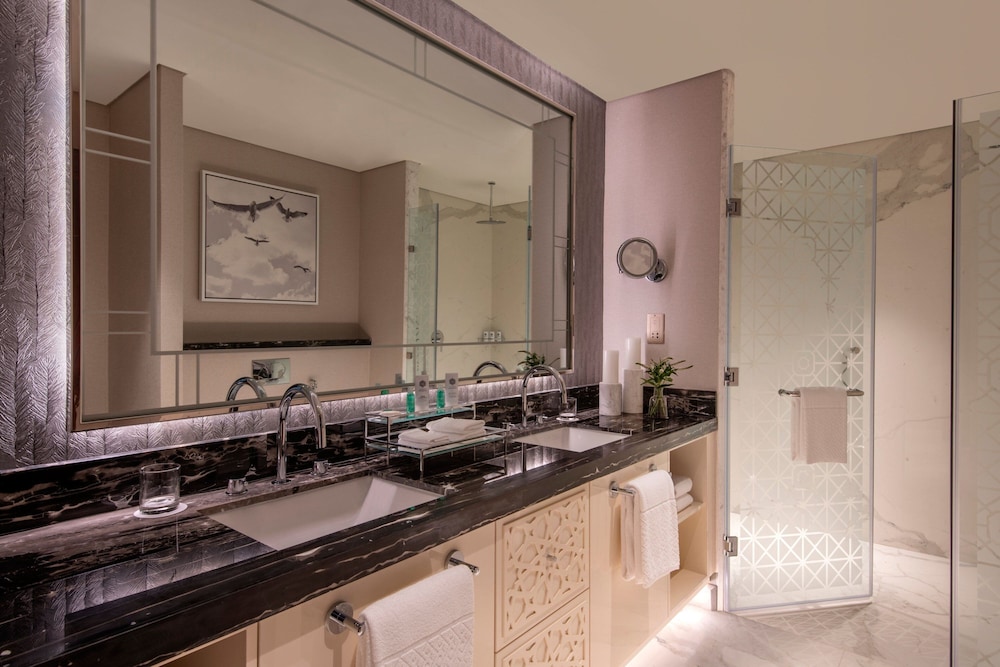 جناح بسرير كينج بإطلالة على البحر بشرفة بغرفة نوم واحدة للمدخنين، The St. Regis Marsa Arabia Island, The Pearl Qatar 6/10