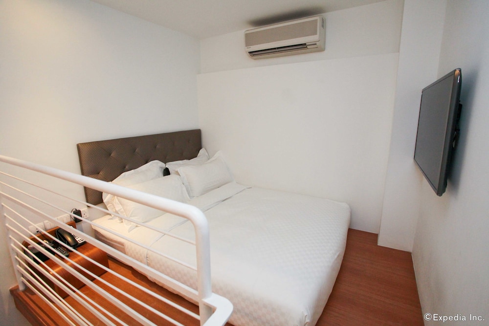 LOFT, QUEEN BED