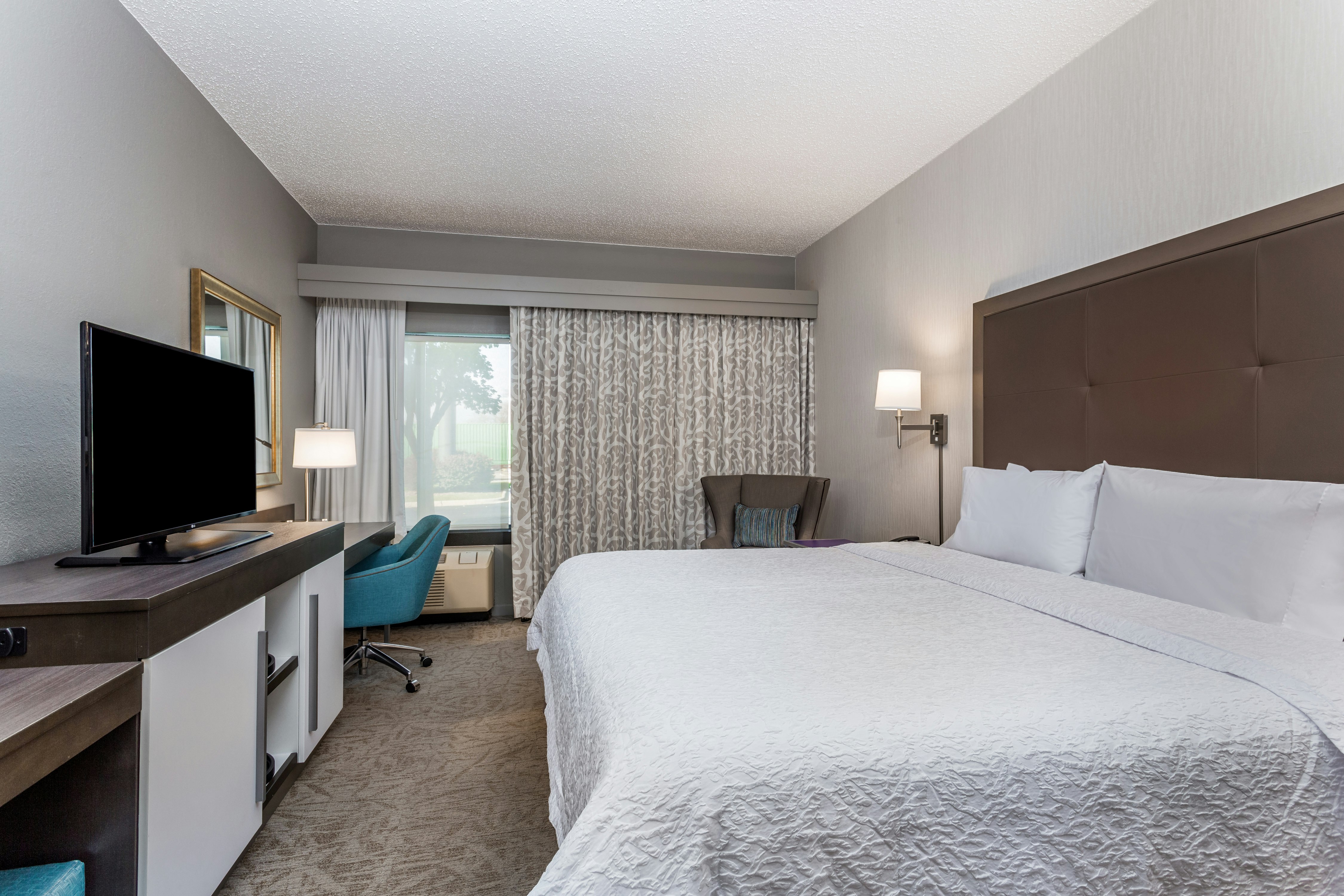 Standard, King Bed, Hampton Inn Milwaukee Airport 2/4