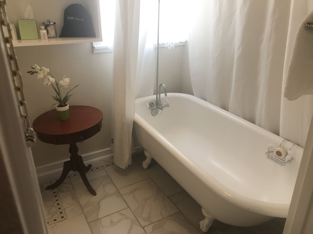 Room, Queen Bed, Murphy Bed 2/2