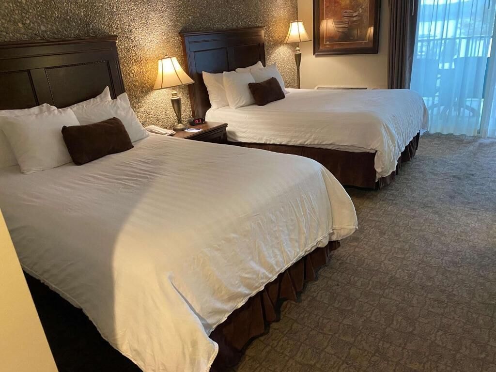 غرفة أساسية بسريرين مزدوجين