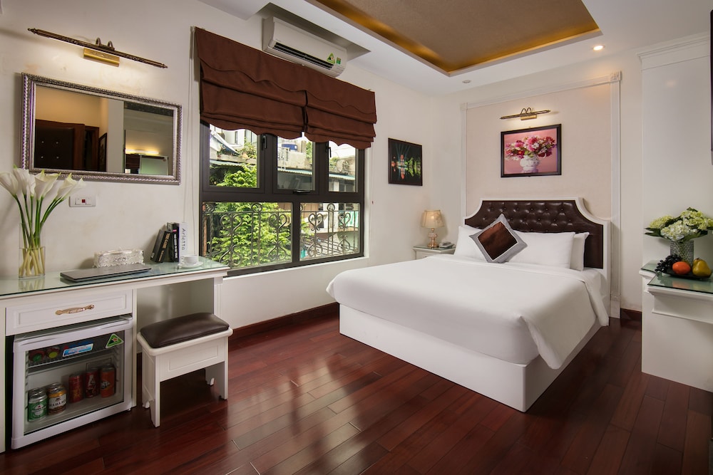 DELUXE, QUEEN BED, CITY VIEW