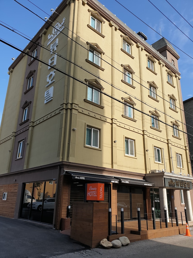 The Beauty Hotel 21/24