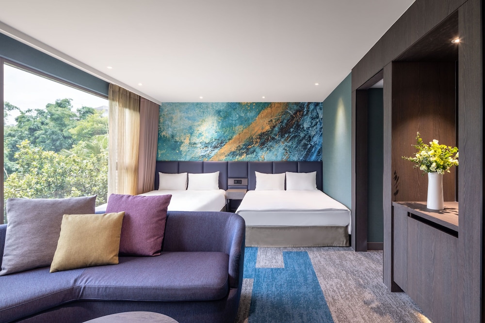 Lakeshore Hotel 17/50