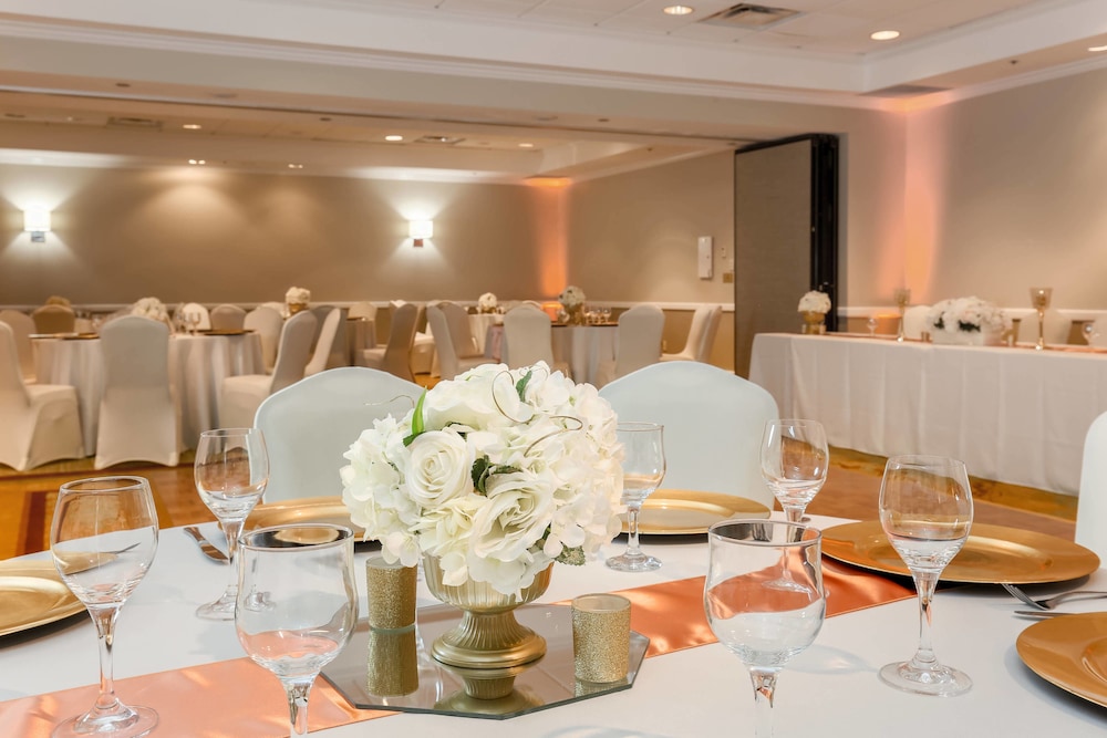 Sheraton Suites Market Center 38/49