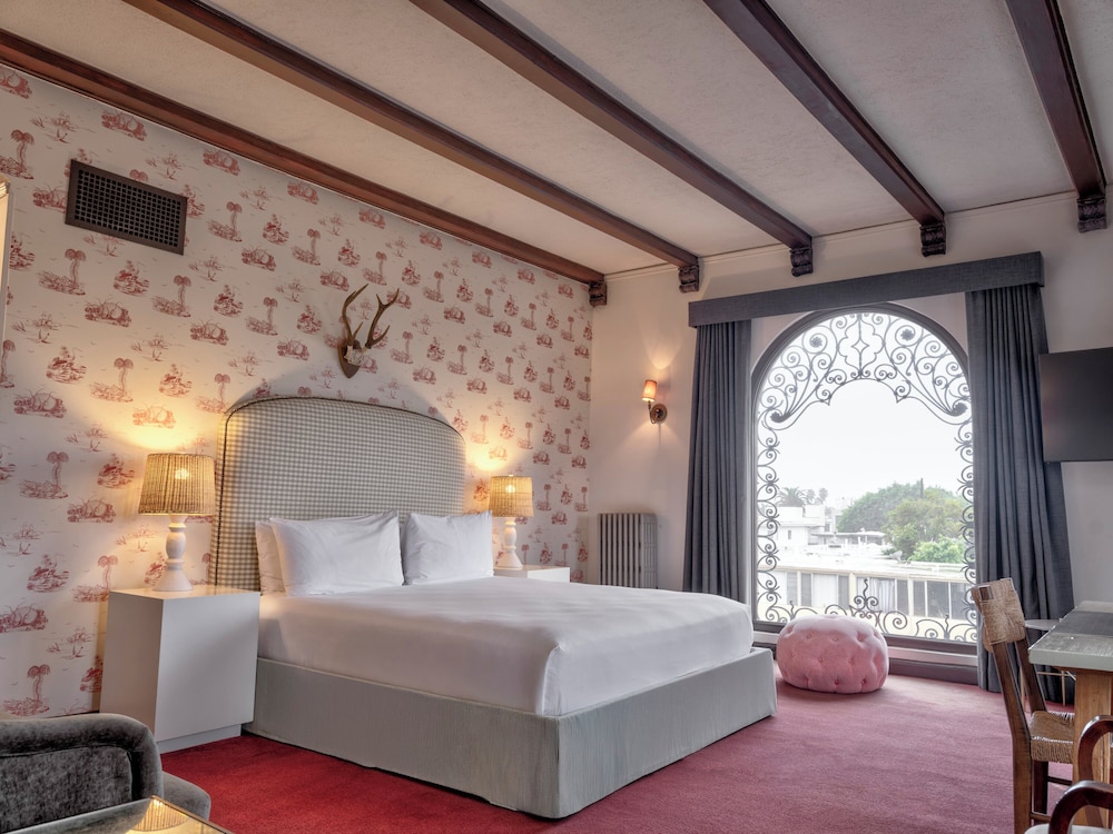 GRAND, STUDIO, KING BED