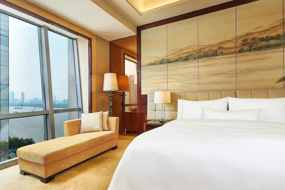 Guest Room, King Bed, Partial River View, Executive Lounge Access, High Floor