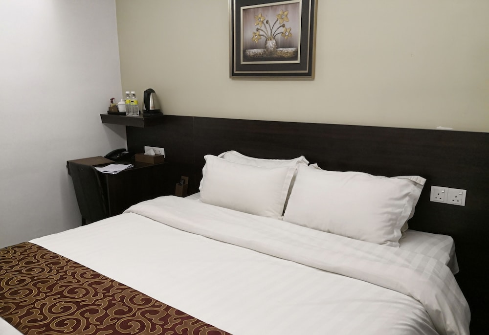 J SUITES HOTEL 34/47