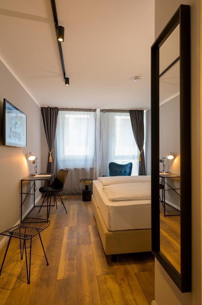 Nikii City Hotel 3/42
