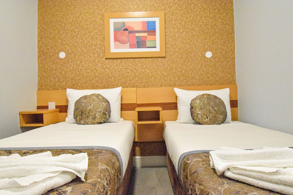 ROOM, TWIN BEDS