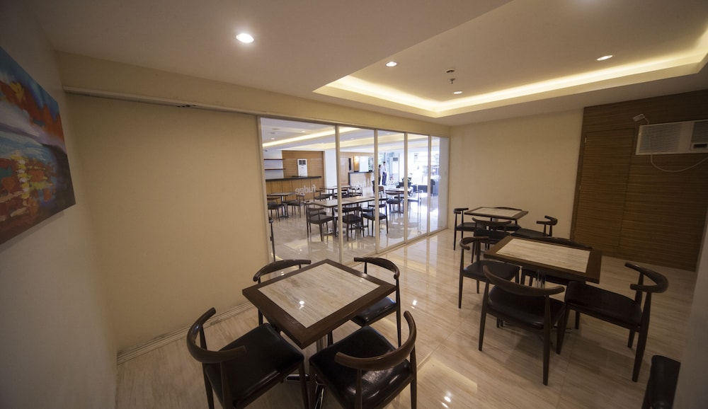 Ns Royal Hotel 55/59