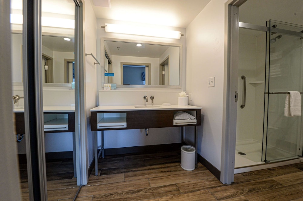 Hampton Inn Suites Lenoir Nc 42/76