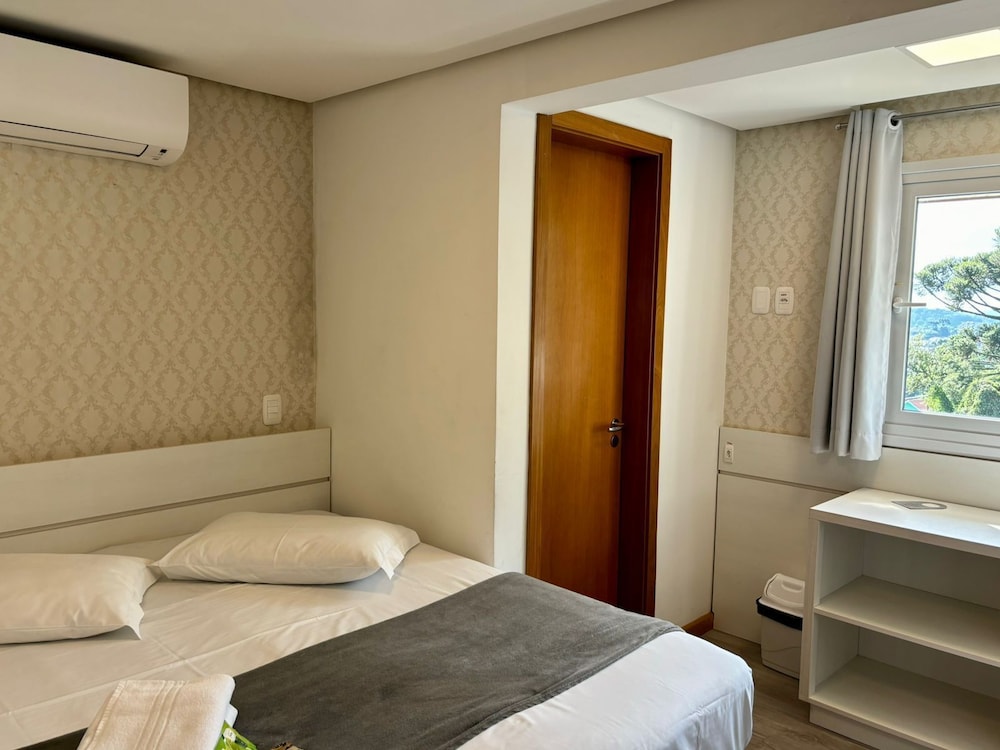 Hotel Golden Hills 12/36
