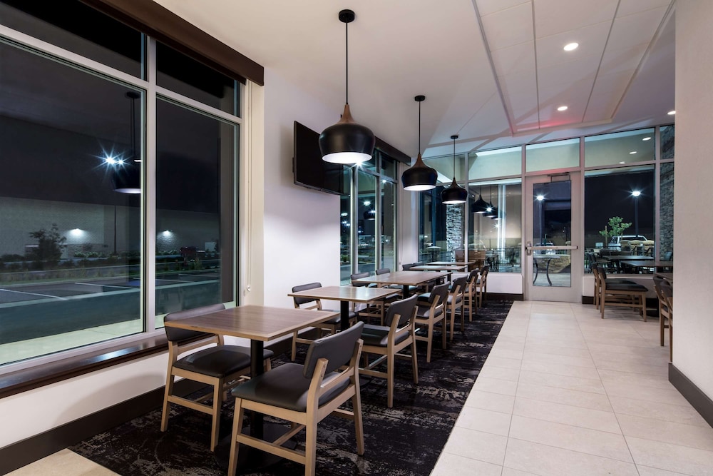 Hyatt Place Delano 43/55