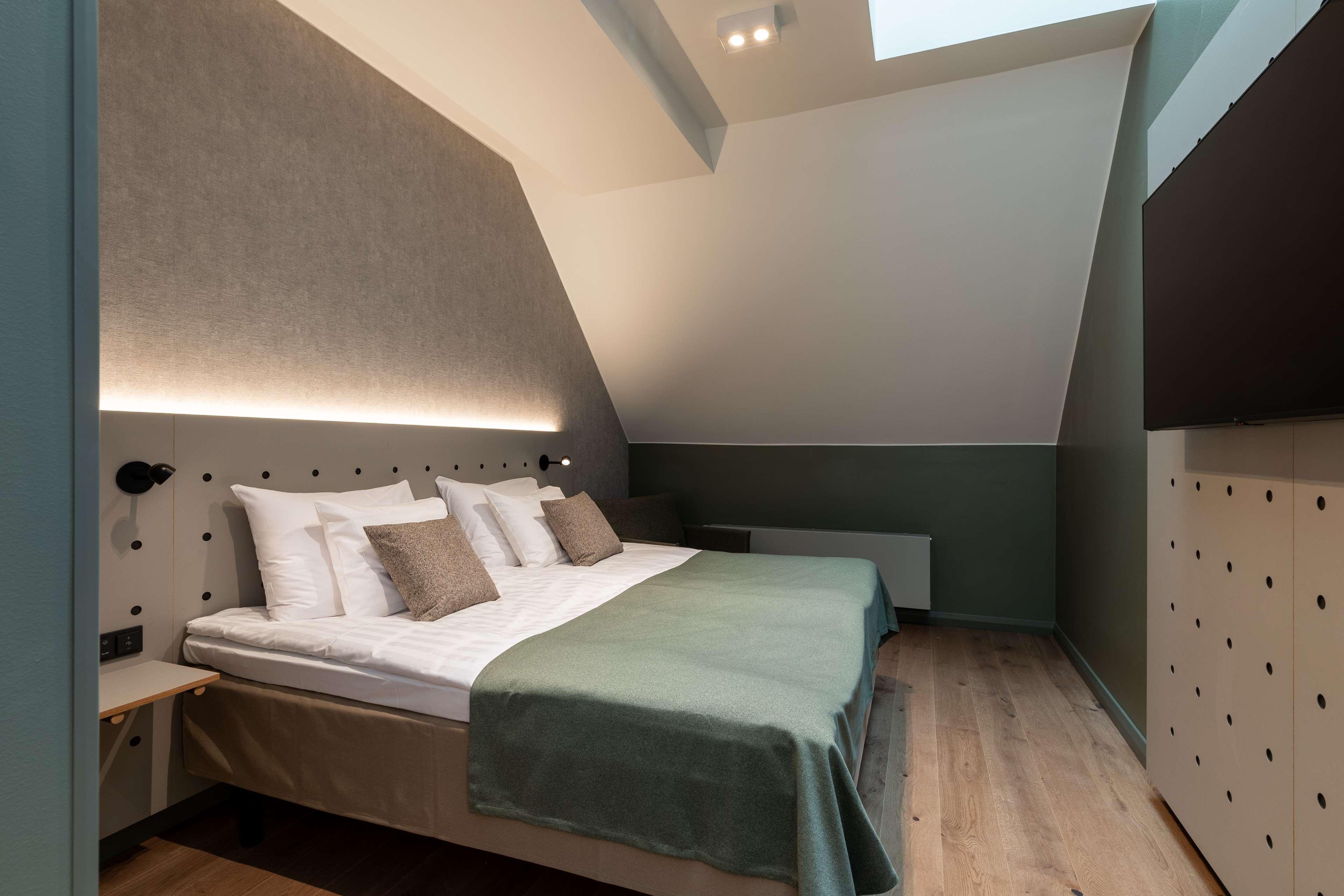 Room, Double Bed, No Window