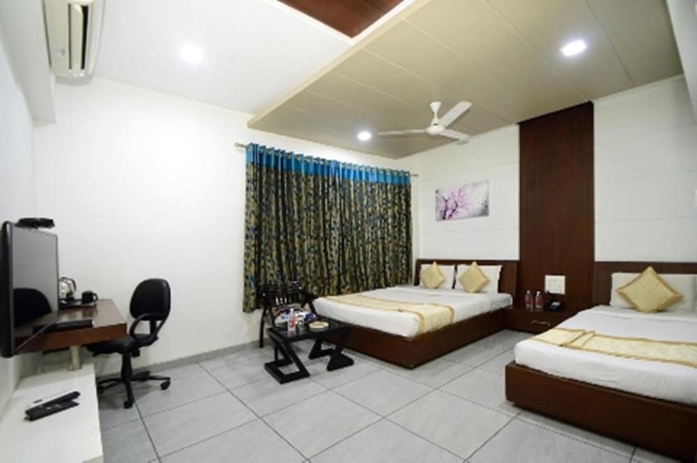 Crimson Park Shripriya Hotel 17/32