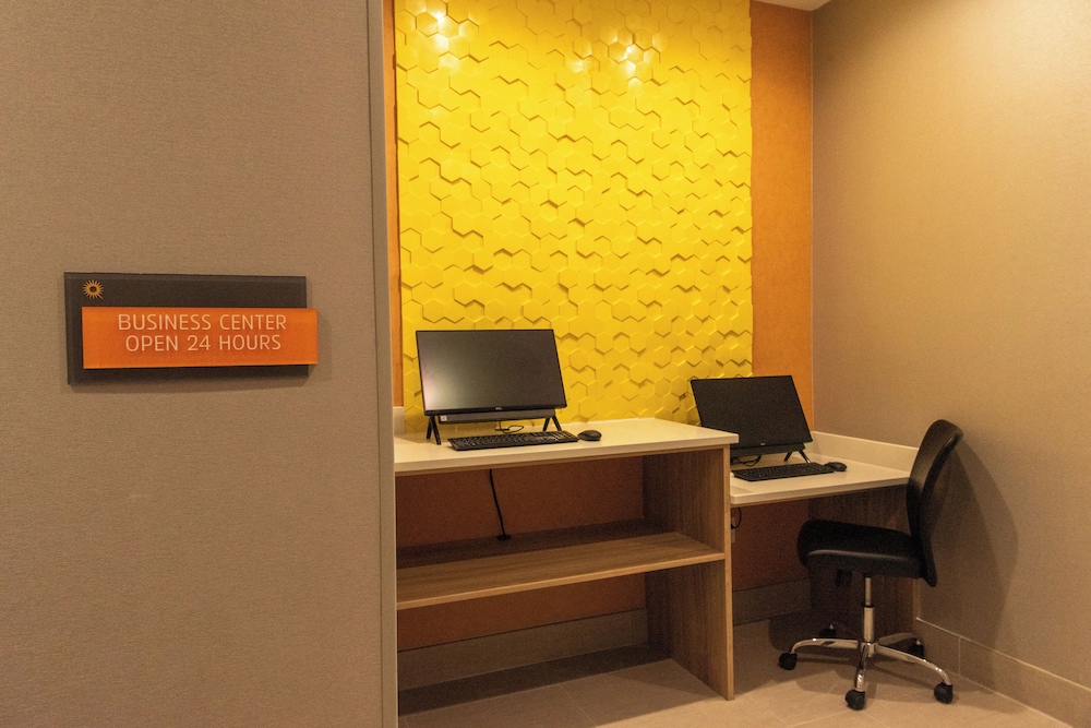 La Quinta Inn & Suite by Wyndham Lake City 29/29