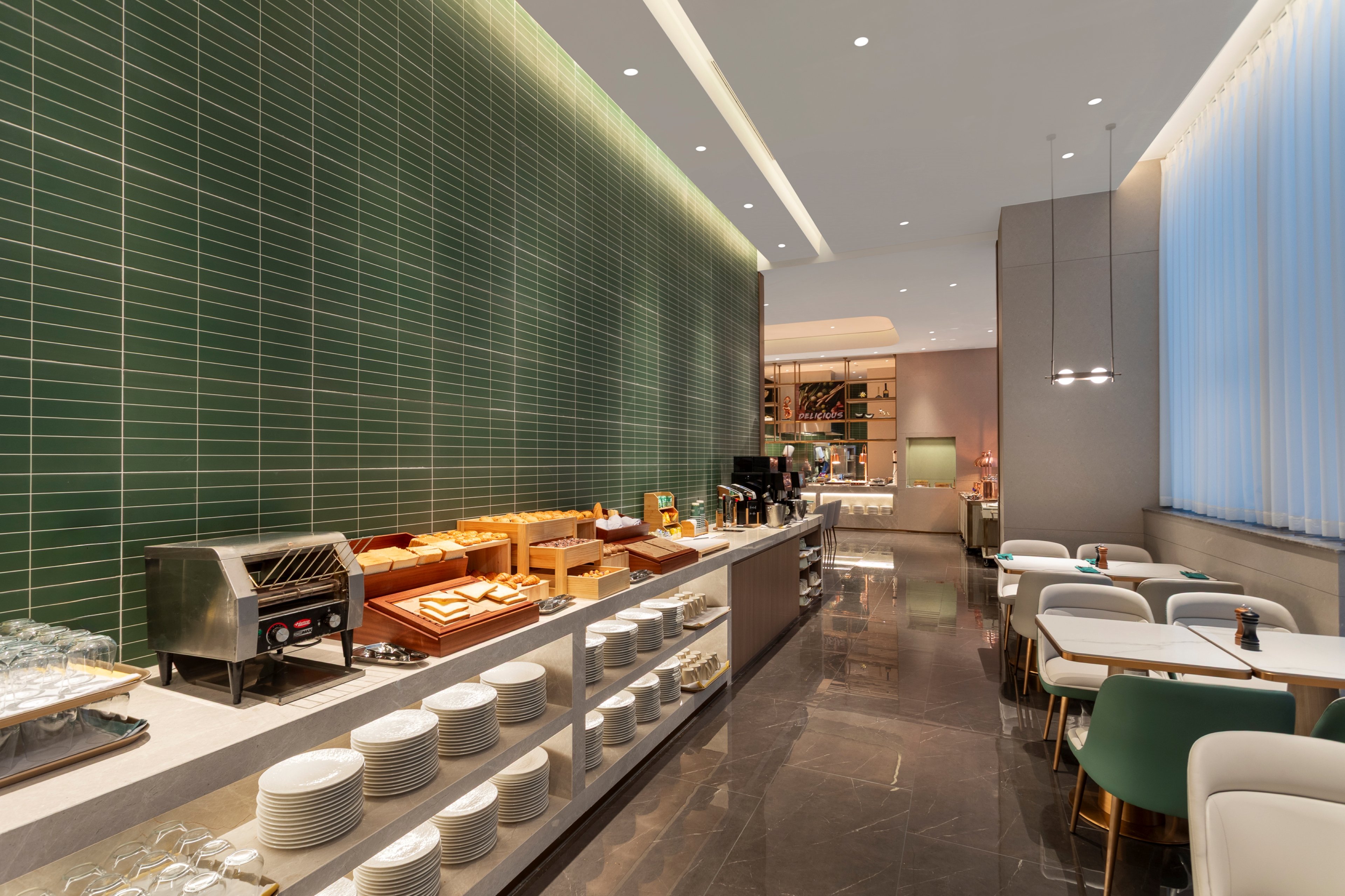 Holiday Inn Shanghai Jing'an by IHG 37/57