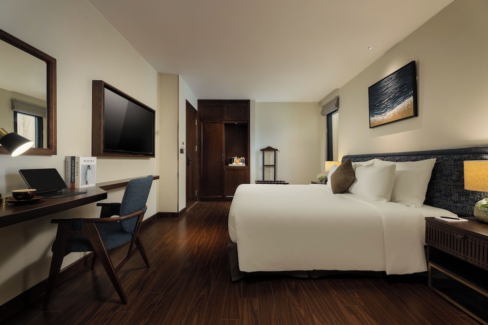 DELUXE, DOUBLE OR TWIN BED
