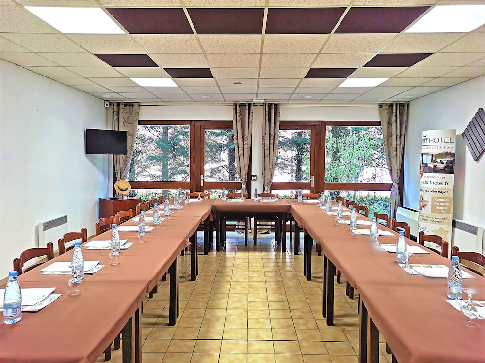 Brit Hotel Confort Pau Lons 26/36