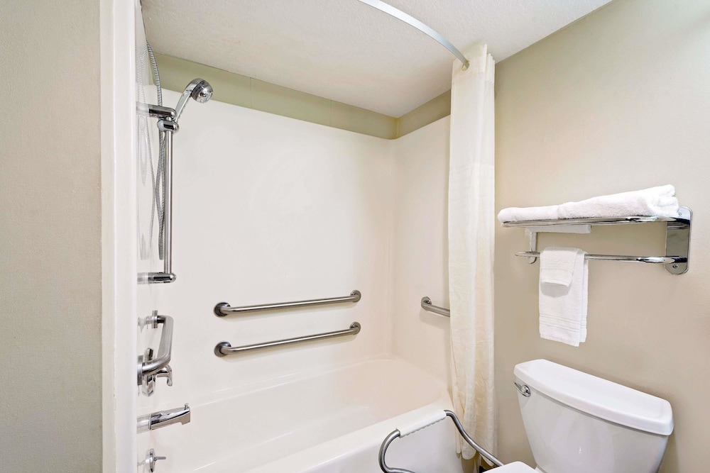 Days Inn By Wyndham Boonville 14/21