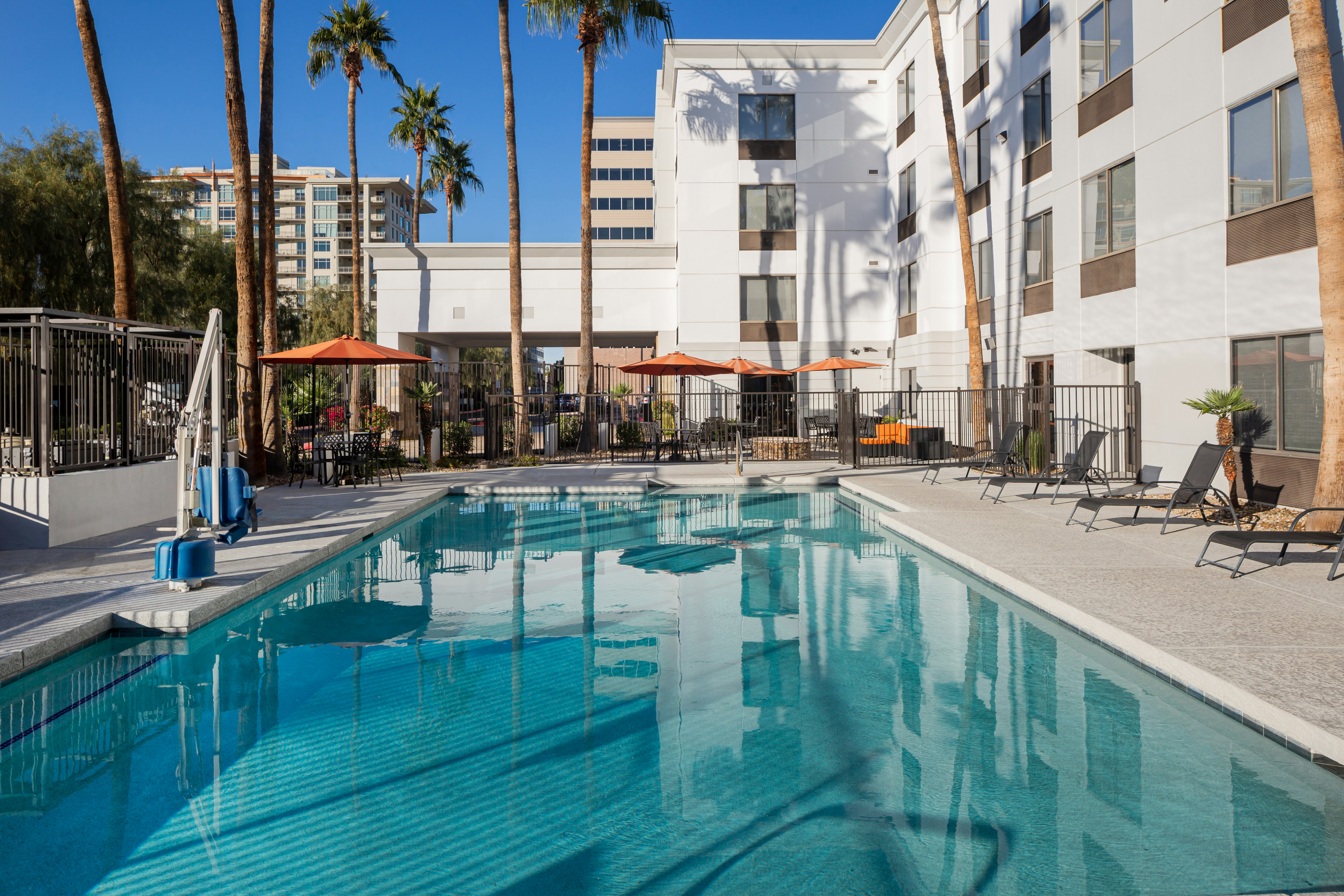 Hampton Inn Phoenix Biltmore 22/43