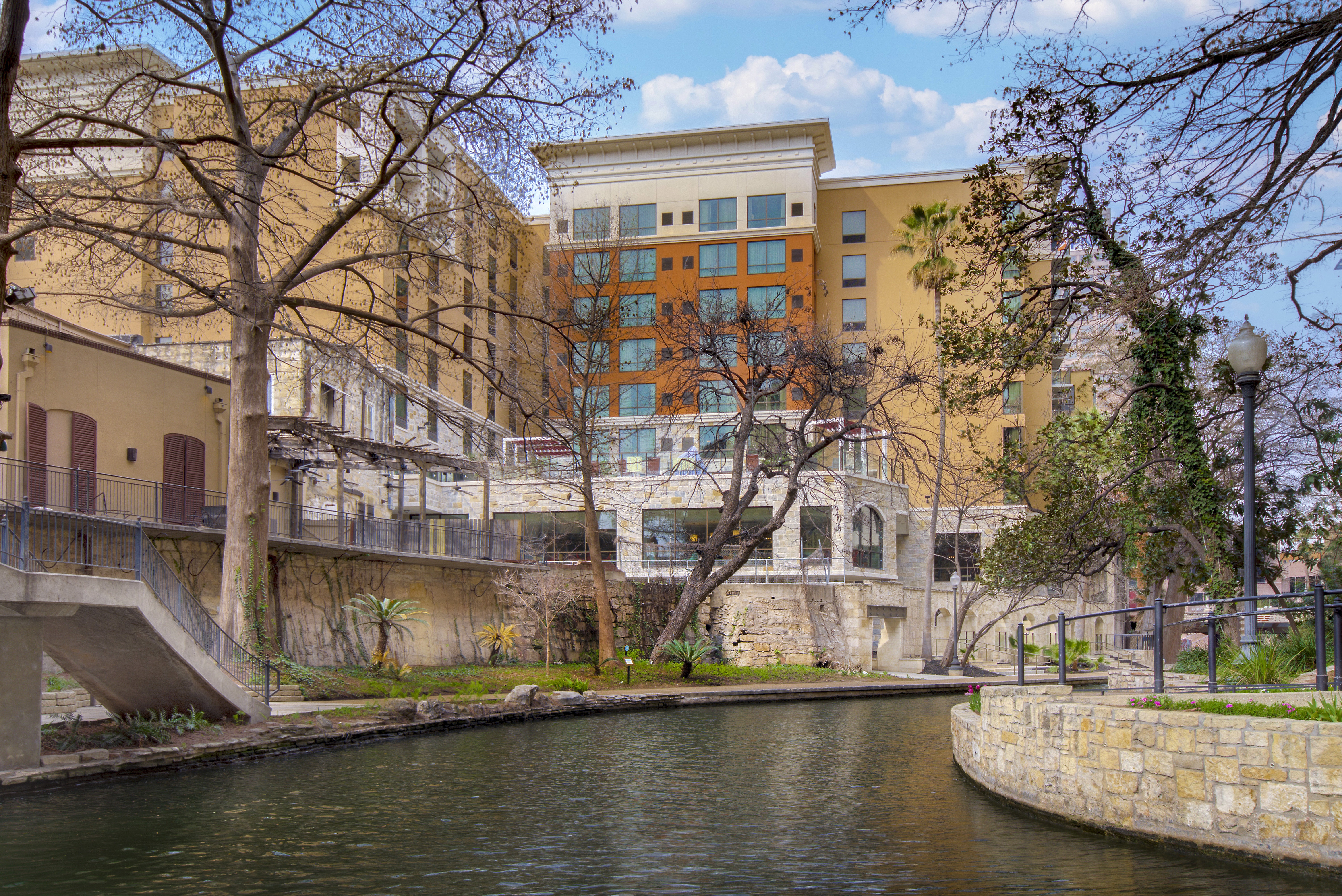 Hampton Inn & Suites San Antonio Riverwalk 72/77
