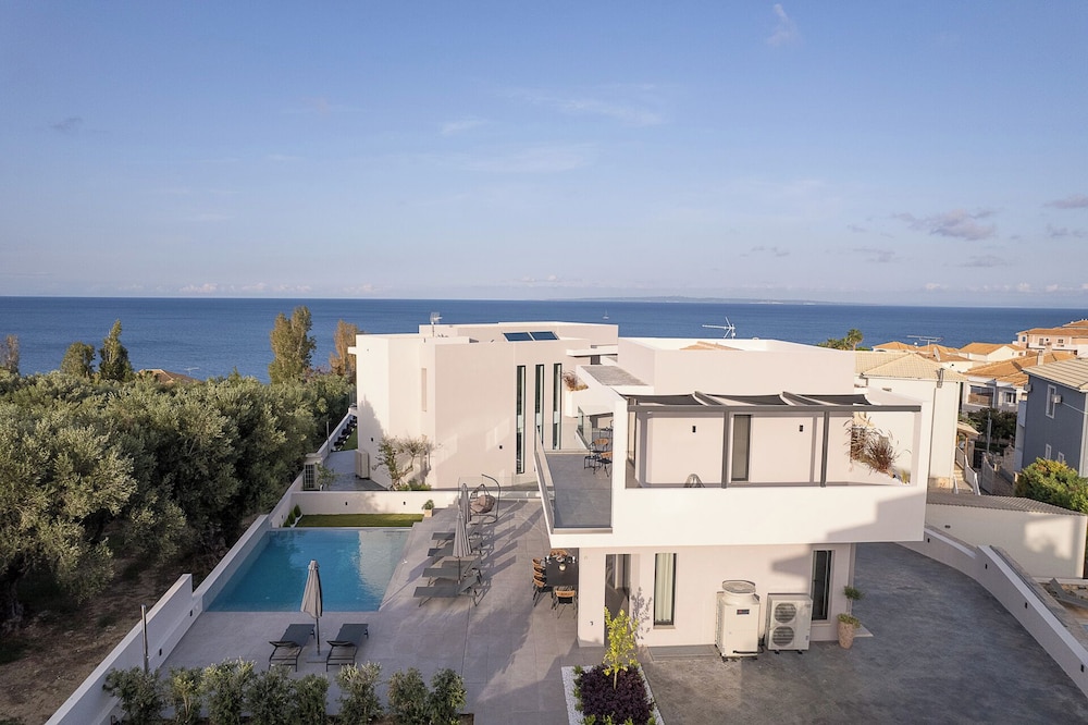 Kymothoe Elite Suites 90/97