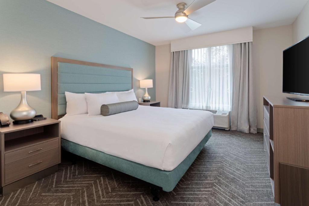 Suite, King Bed, Sofa, Accessible