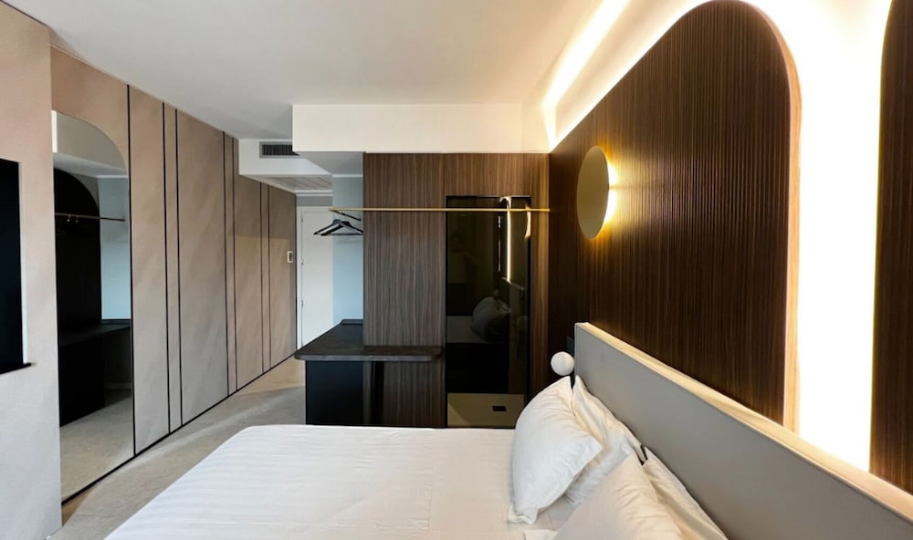 SUPERIOR, DOUBLE OR TWIN BED
