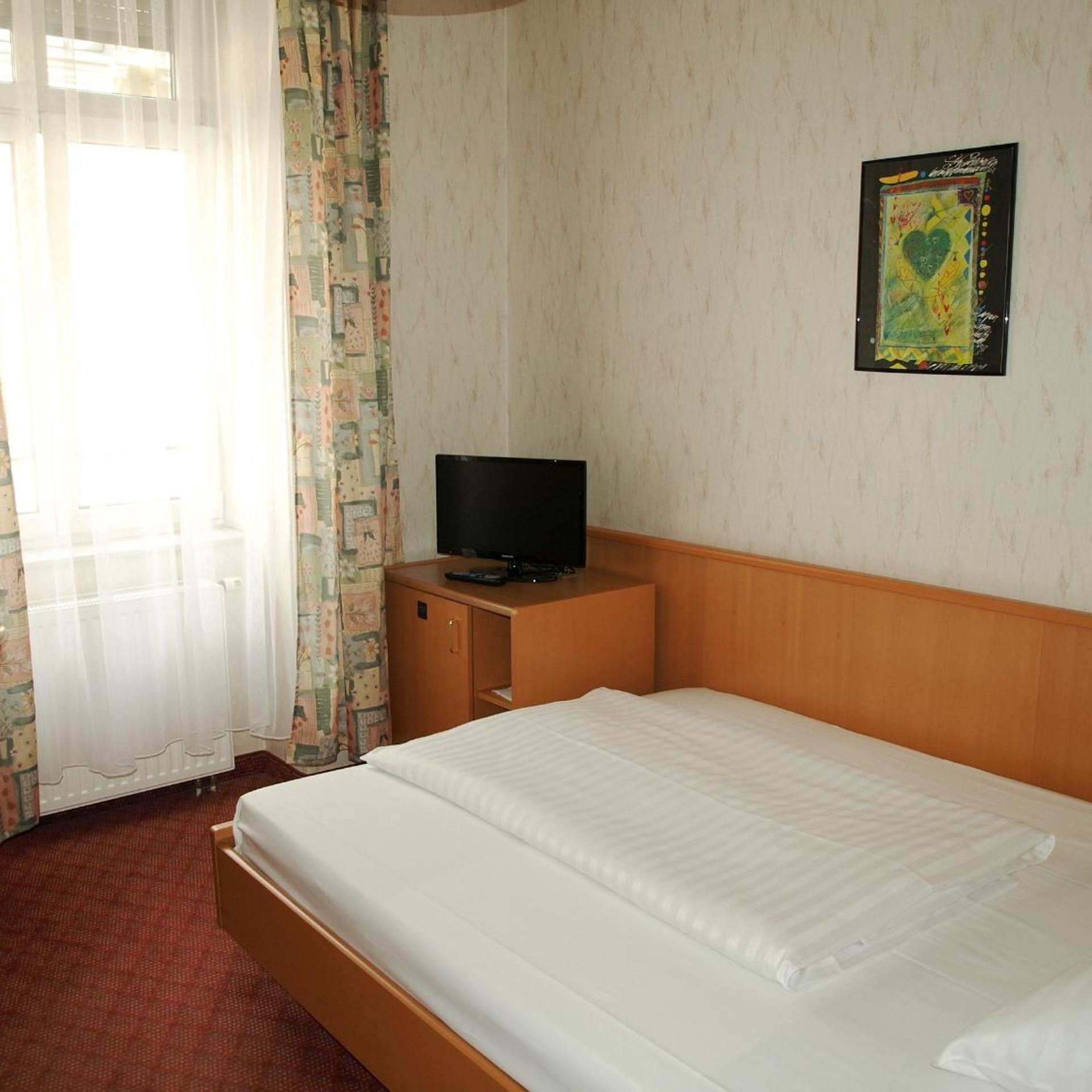 SINGLE ROOM