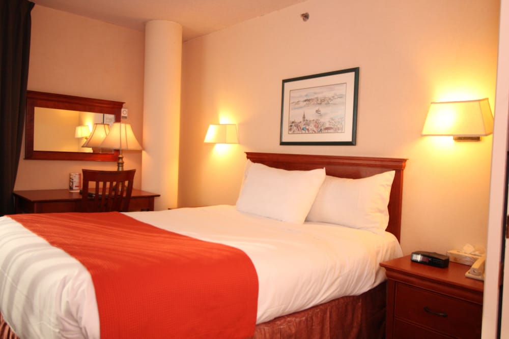Standard, Queen Bed, Hotel Chrome Montreal Centre Ville 2/3