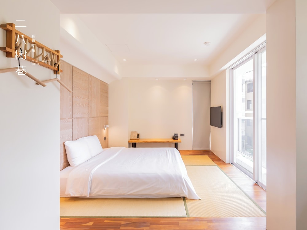 DELUXE, QUEEN BED