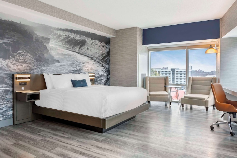 SUITE, KING BED