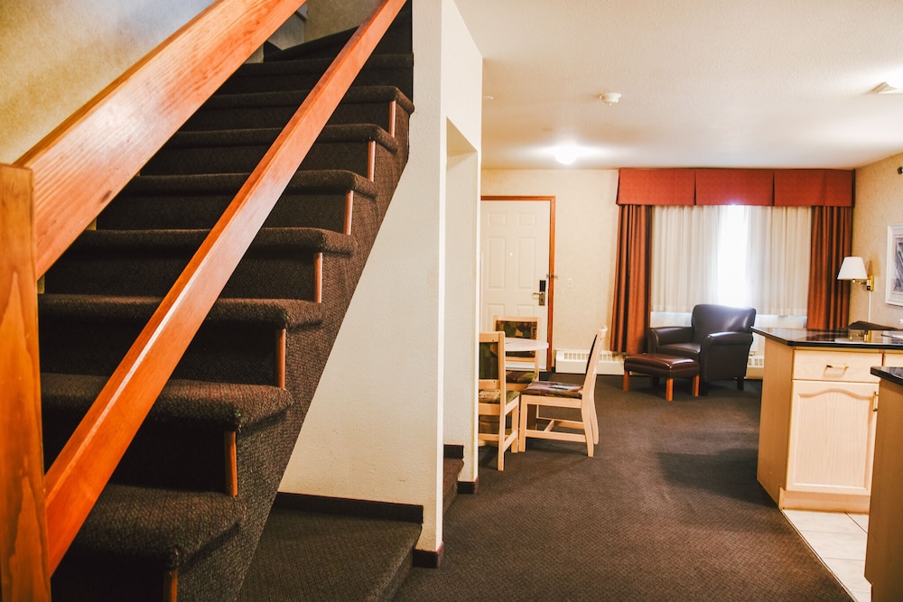 Stony Plain Inn & Suites 36/44