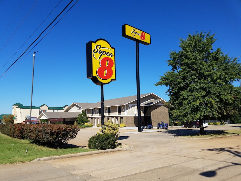 Super 8 By Wyndham Bentonville 56/59