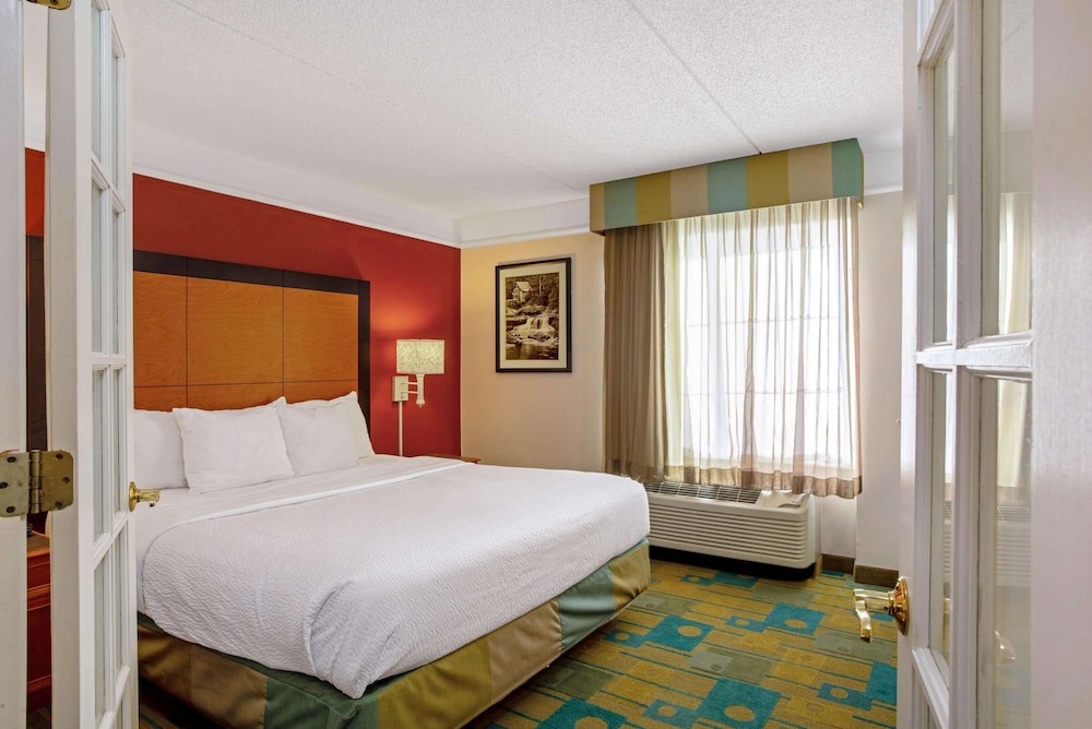 La Quinta Inn Suites Winston Salem 27/64