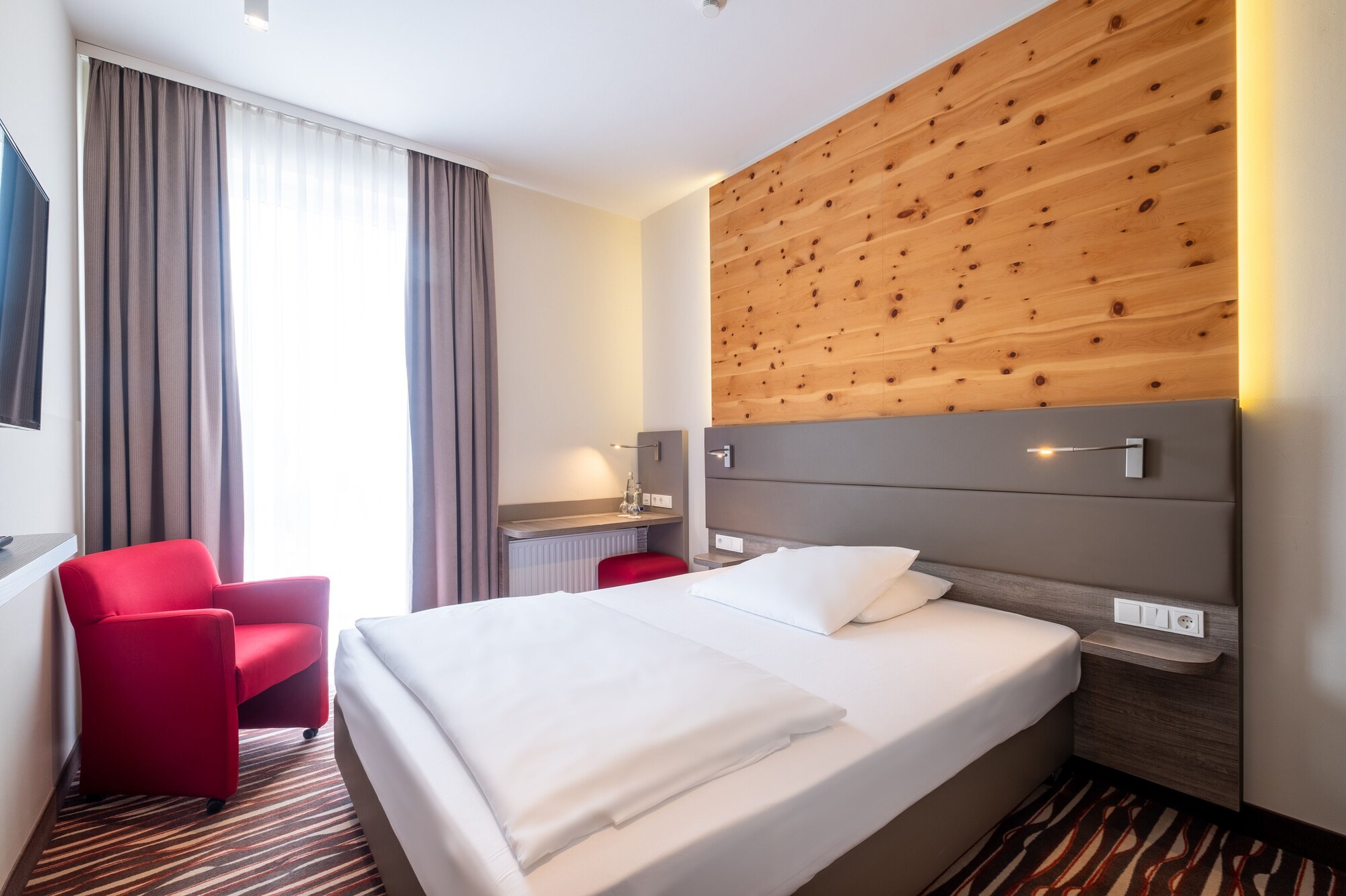 COMFORT, QUEEN BED