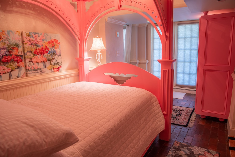 Justine Inn Savannah 24/62