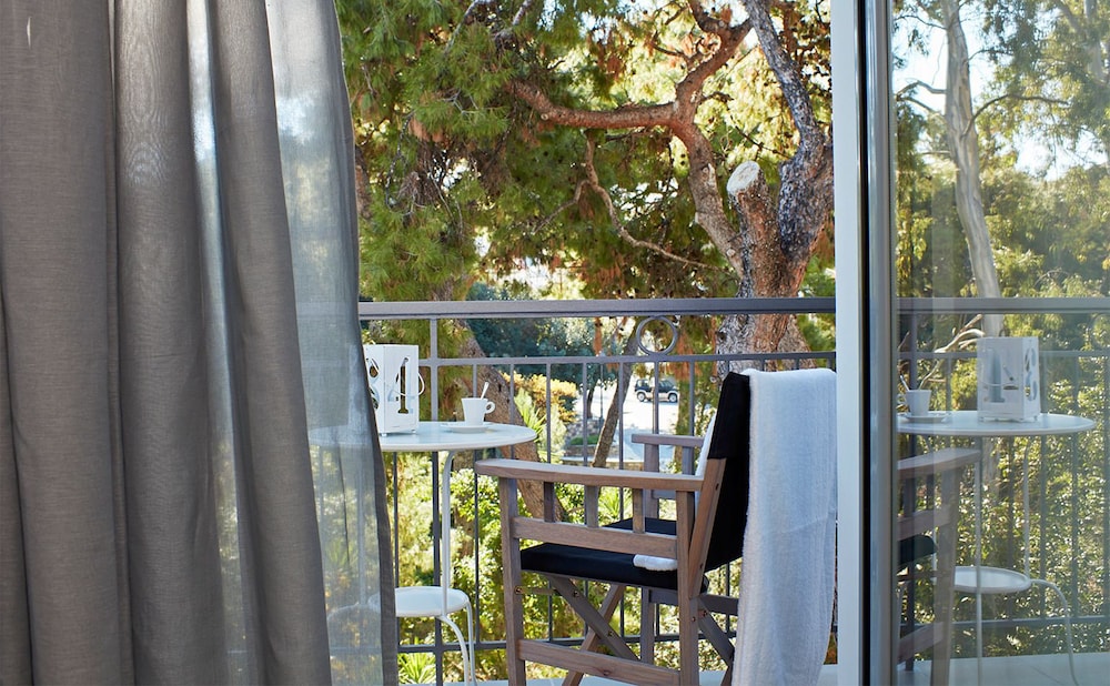 The Gardens Gallery Hotel 29/34