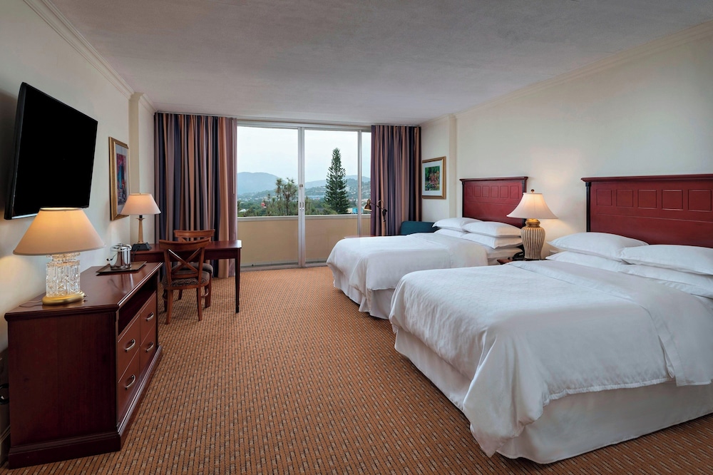 Deluxe, 2 Queen Beds, Balcony