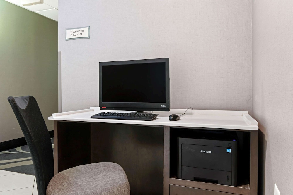 La Quinta Inn Suites Macon 41/45