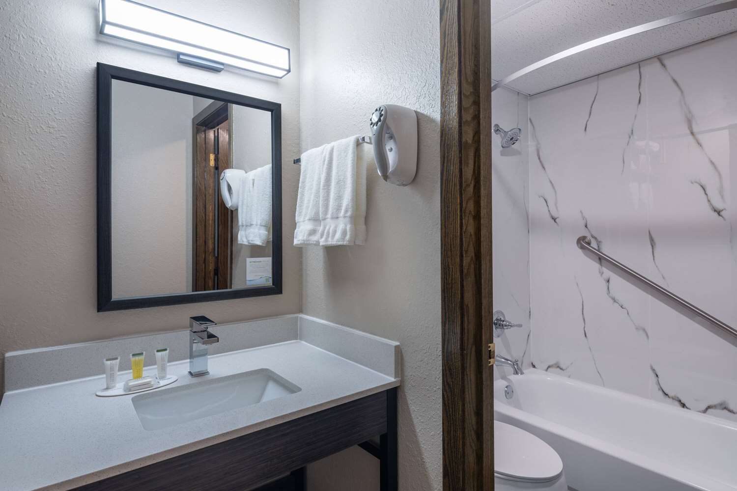 Super 8 by Wyndham Owatonna 15/16