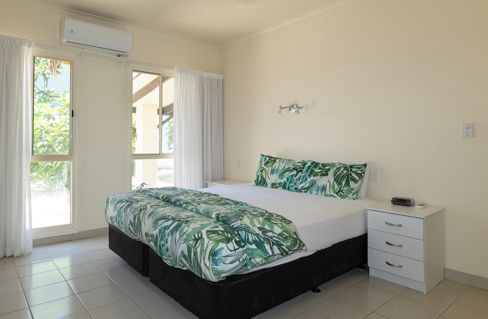 3 BEDROOMS, VILLA, BEACH FRONT